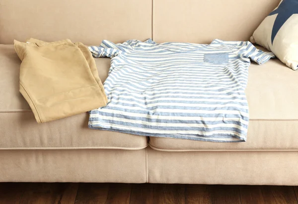 Мужская одежда на диване — стоковое фото