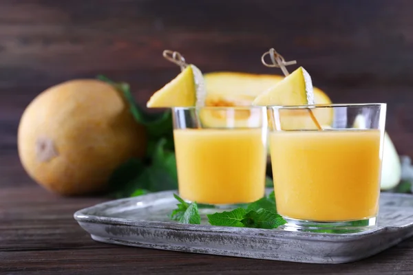 Glasögon av melon cocktail på trä bakgrund — Stockfoto