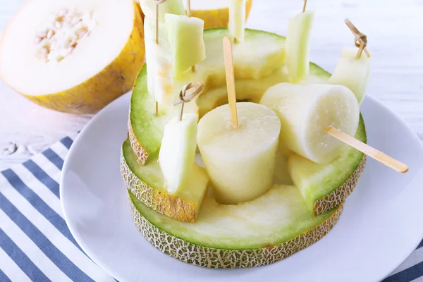 Meloen ijs lolly op tafel, close-up — Stockfoto