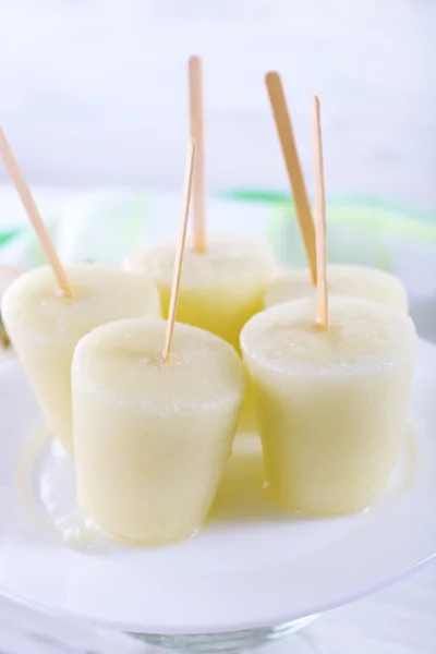 Meloen ijs lolly op houten tafel, close-up — Stockfoto