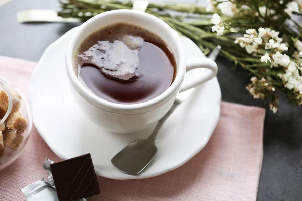 Op smaak gebrachte koffie met chocolade op tafel met servet, close-up — Stockfoto