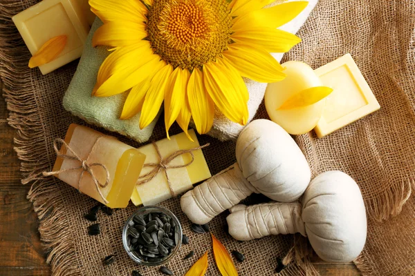 Wellness-Behandlungen und Sonnenblumen — Stockfoto