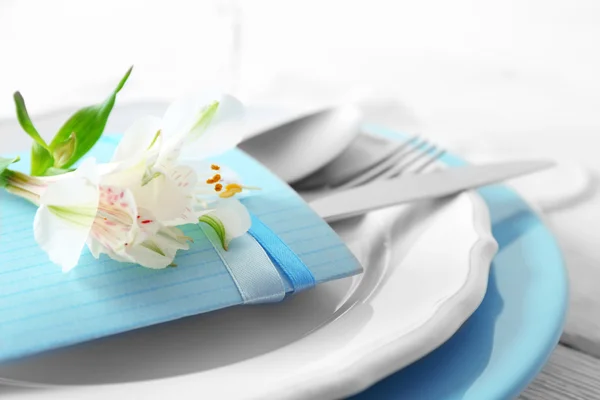 Tabla de ajuste con flores — Foto de Stock