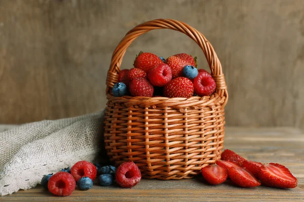 Frutas maduras saborosas em cesta — Fotografia de Stock
