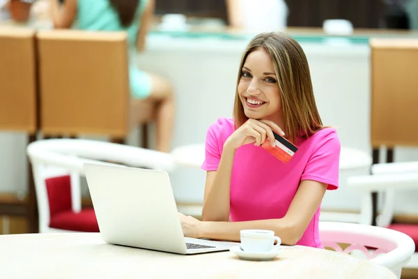 Bella giovane donna con computer portatile — Foto Stock