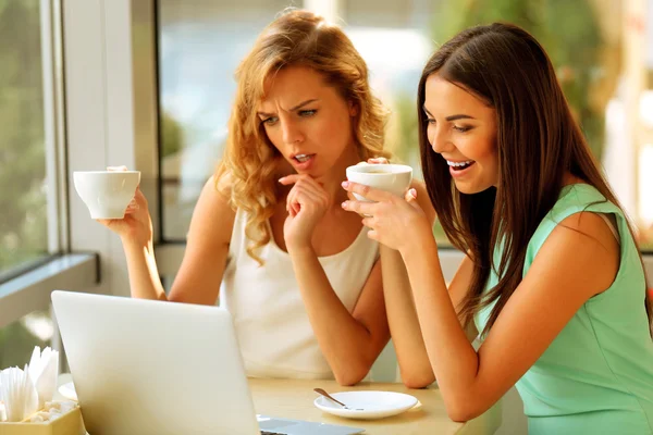 Mulheres com laptop no café — Fotografia de Stock