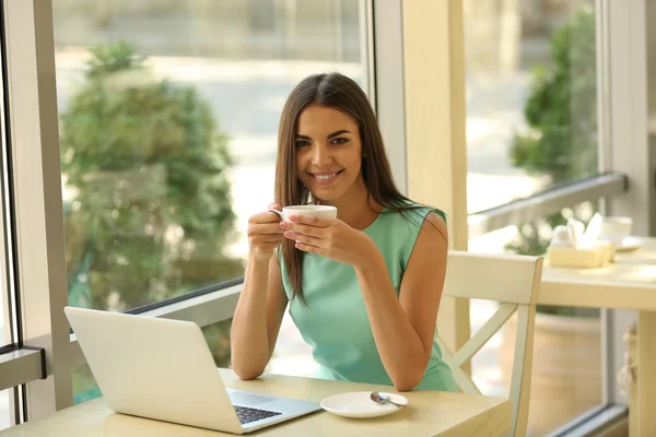 Mulher bonita com laptop — Fotografia de Stock