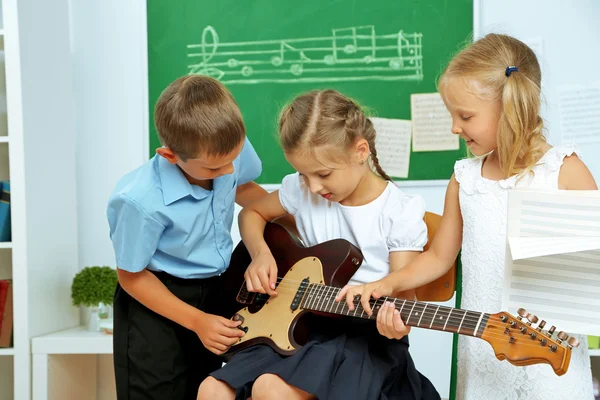 Ładny uczniów mających Lekcja muzyki — Zdjęcie stockowe