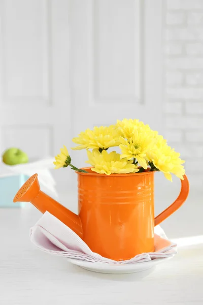 Lindas flores em vaso decorativo — Fotografia de Stock