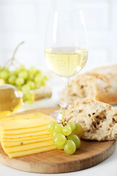 Stilleben av vin, druvmust, ost och bröd på ljus bakgrund — Stockfoto