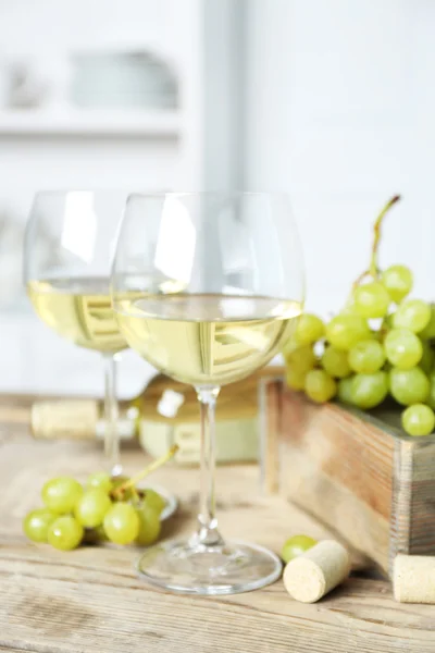 Stilleben av vin och bröd på ljus bakgrund — Stockfoto