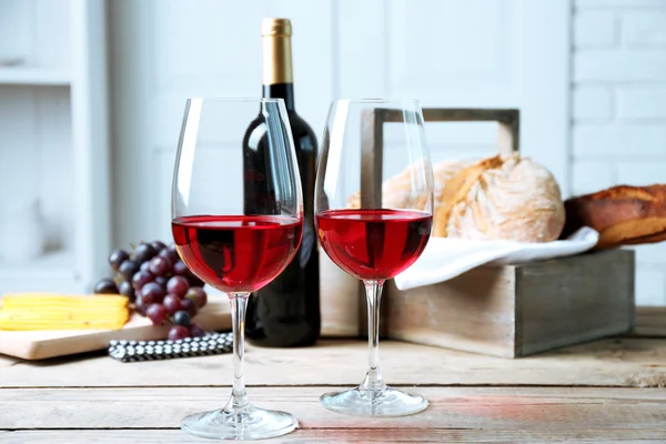 Bodegón de vino, uva, queso y pan sobre fondo claro — Foto de Stock