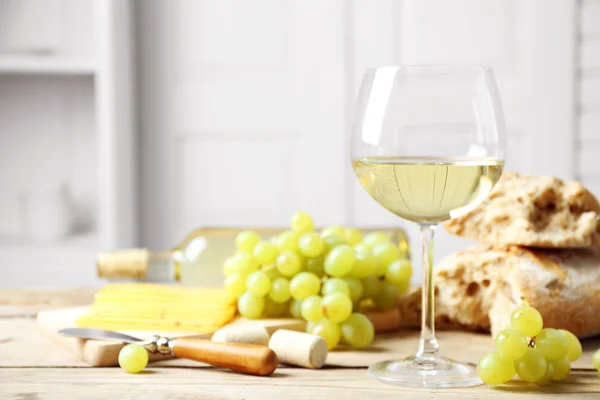 Ainda vida de vinho, uva, queijo e pão no fundo leve — Fotografia de Stock