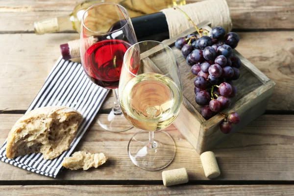 Bodegón de vino y pan sobre fondo de madera t — Foto de Stock