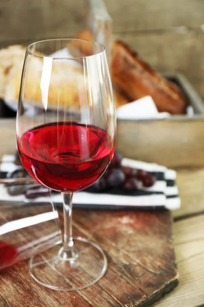 Natürmort şarap ve ekmek rustik ahşap zemin üzerine — Stok fotoğraf