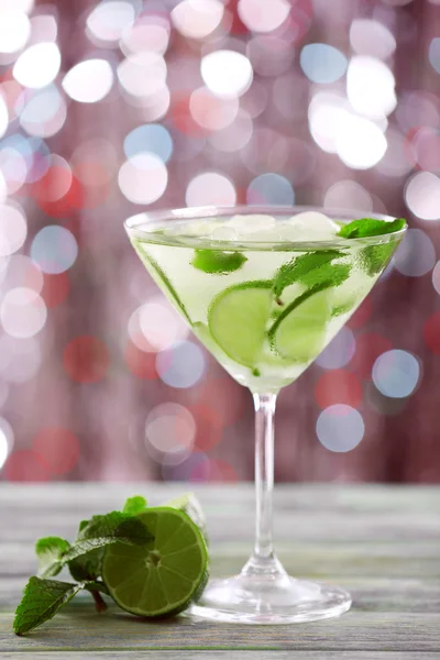 Glas cocktail met ijs op de achtergrond wazig lights — Stockfoto