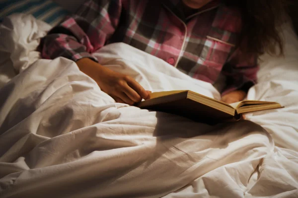 Woman reading book in bad — Stock Photo, Image