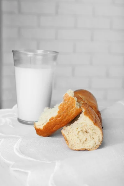 Mleko z chlebem na stole — Zdjęcie stockowe