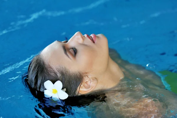 Mujer en la piscina — Foto de Stock