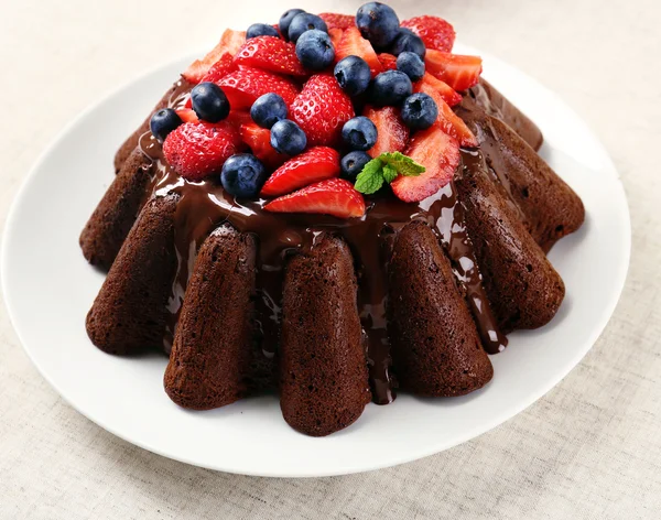 Smaczny czekolada muffin z glazury i jagody na stole z bliska — Zdjęcie stockowe