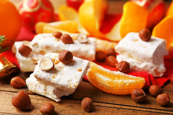 Nougat sucré aux oranges et décoration de Noël sur table close up — Photo