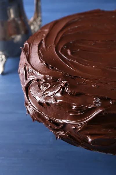 Herzhafte Schokoladenkuchen geschlossen auf blauem Hintergrund — Stockfoto