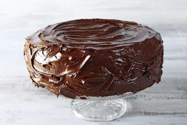 Νόστιμο κέικ σοκολάτας επάνω ελαφρύς υπόβαθρο — Φωτογραφία Αρχείου