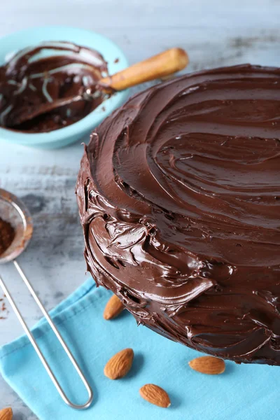 밝은 파란색 배경에 초콜렛 유약 아래 맛 있는 케이크 — 스톡 사진