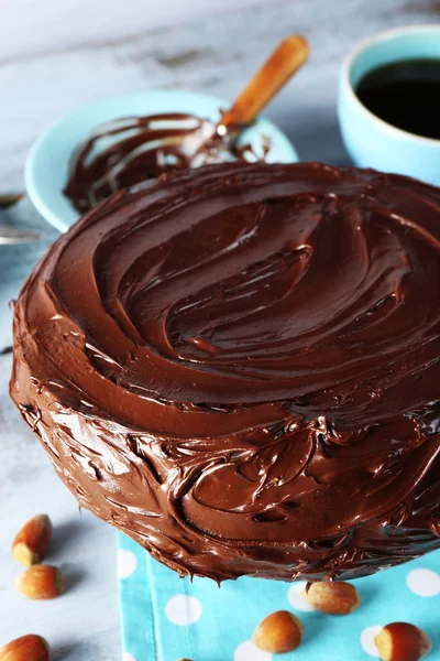 Schokoladenkuchen mit Haselnüssen und Kaffee auf dem Tisch — Stockfoto