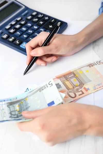 Boekhoudkundige concept. Analyseren van Financiën verslag met calculator — Stockfoto