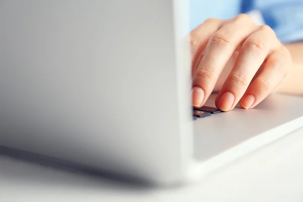 Mano femenina escribiendo en el teclado — Foto de Stock