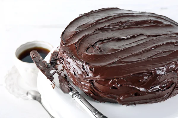 Delizioso dessert al cioccolato su sfondo bianco — Foto Stock