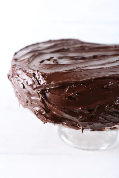 Элегантный вкусный шоколадный торт изолирован на белом — стоковое фото