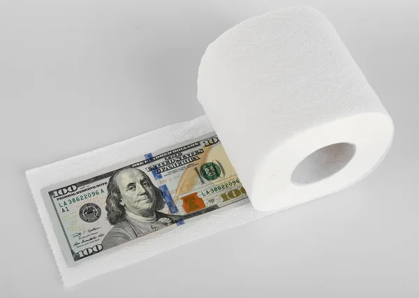 Rouleau blanc de papier toilette et billet en dollar isolé sur blanc — Photo