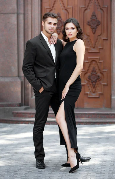 Elegantes Paar im Freien — Stockfoto