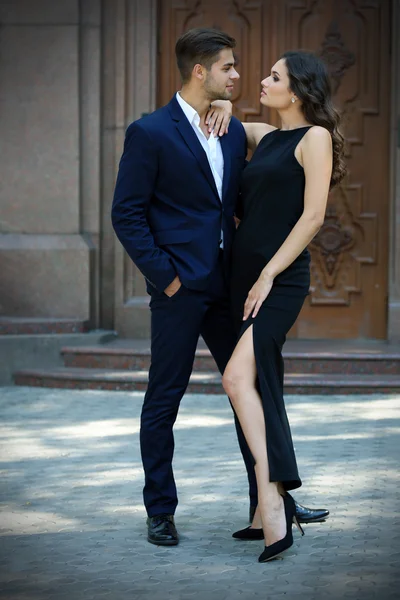 Elegante pareja al aire libre — Foto de Stock