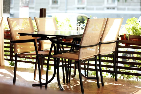 Tisch Auf Der Sommerterrasse Des Cafés — Stockfoto