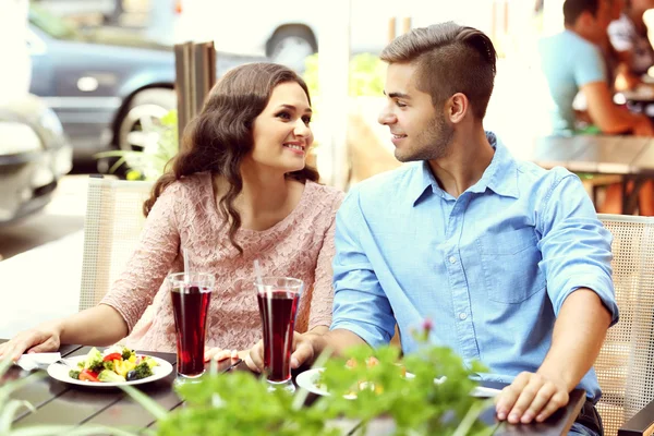 Casal jovem atraente — Fotografia de Stock