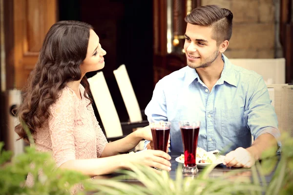 Atractiva pareja joven — Foto de Stock