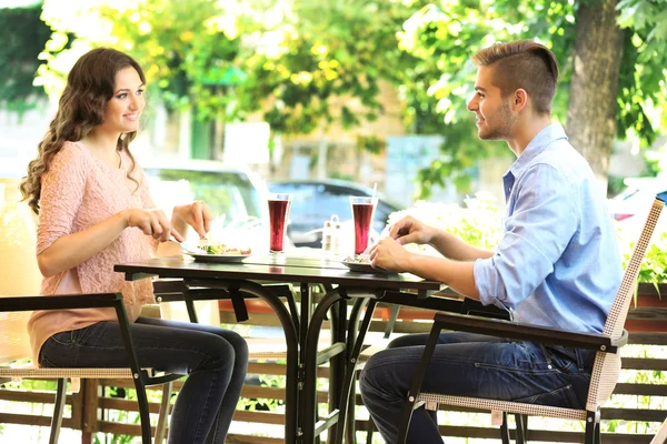 Atractiva pareja joven —  Fotos de Stock