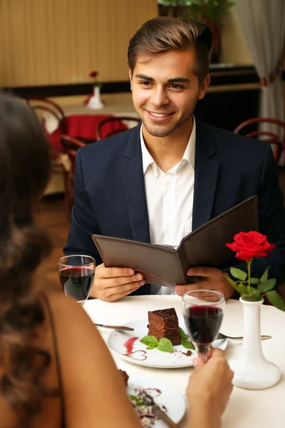 Uomo tiene d'occhio sua moglie — Foto Stock