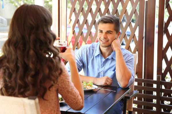 Junges Paar flirtet — Stockfoto