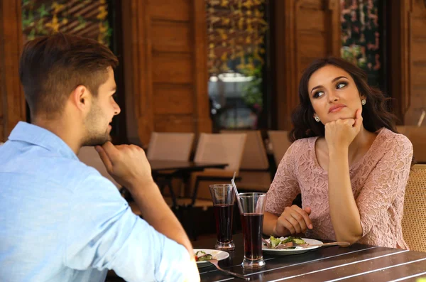 Pareja han citas en la cafetería — Foto de Stock