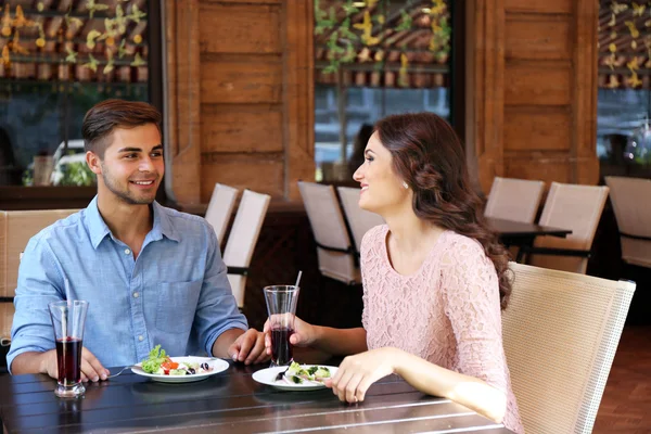 Casal tem namoro no café — Fotografia de Stock