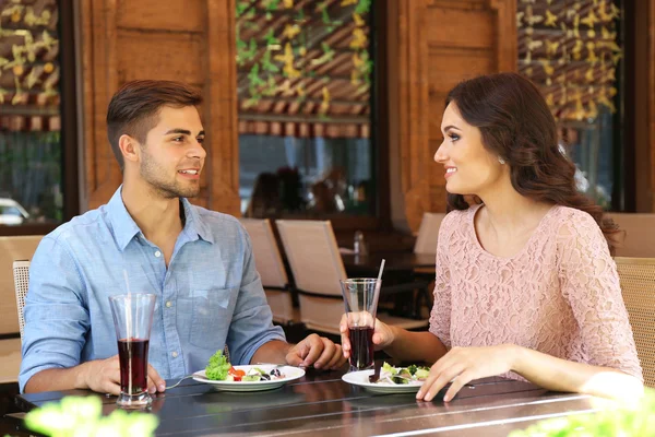 Paar hebben daten in café — Stockfoto