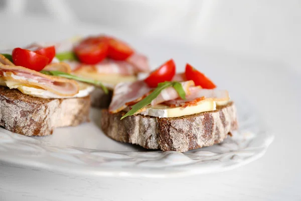 Sabrosos sándwiches en plato, de cerca —  Fotos de Stock