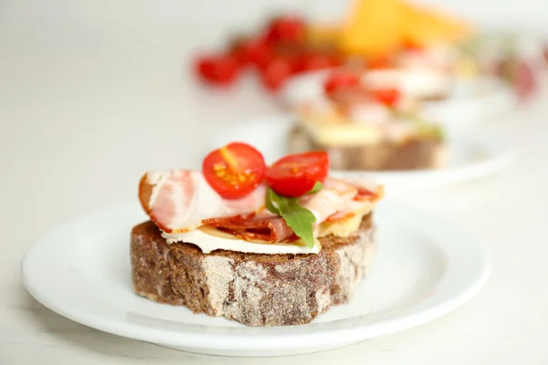 Sabrosos sándwiches en platos, de cerca — Foto de Stock
