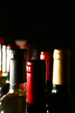 farklı şarap şişeleri