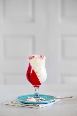 Lezzetli jöle tatlılar hafif arka plan üzerine krema ile