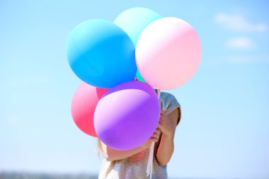 Balon tutan kız